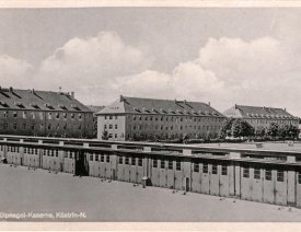 Kasernengebäude und Garagen