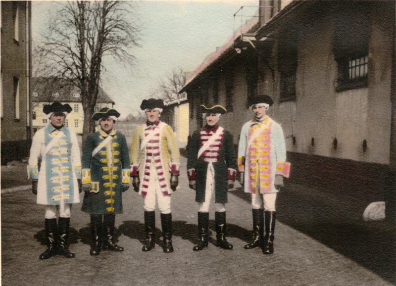 Historische Fotos von Küstrin Die Artilleriekaserne - Hof der Artilleriekaserne am Tag der Wehrmacht, coloriert