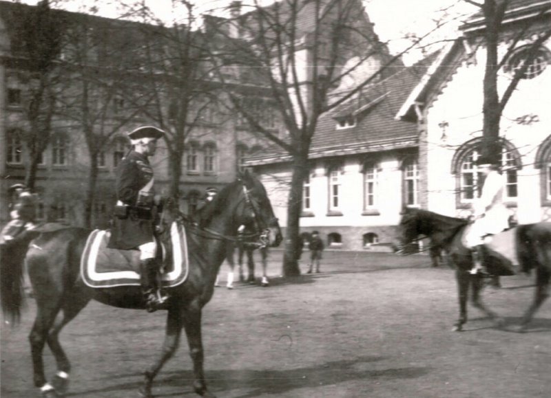 Historische Fotos von Küstrin Die Artilleriekaserne - Reiter auf dem Hof der Artilleriekaserne zum Tag der Wehrmacht