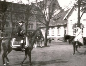 Reiter auf dem Hof der Artilleriekaserne zum Tag der Wehrmacht - Aufnahme vom Tag der Wehrmacht 1943