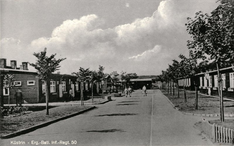 Historische Fotos von Küstrin Die Kaserne des Erg.-Bat. des Infanterie-Regiments Nr. 50 - Straße im Baracken-Lager des Erg.-Bat. des Infanterie-Regiments Nr. 50