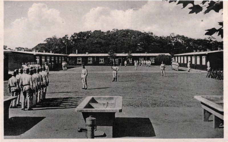 Historische Fotos von Küstrin - Kasernen und Lazarette: Die Kaserne des Erg.-Bat. der Infantrie-Regiments Nr. 50 Die Kaserne des Erg.-Bat. des Infanterie-Regiments Nr. 50 - Exerzierplatz mit Waschmöglichkeiten