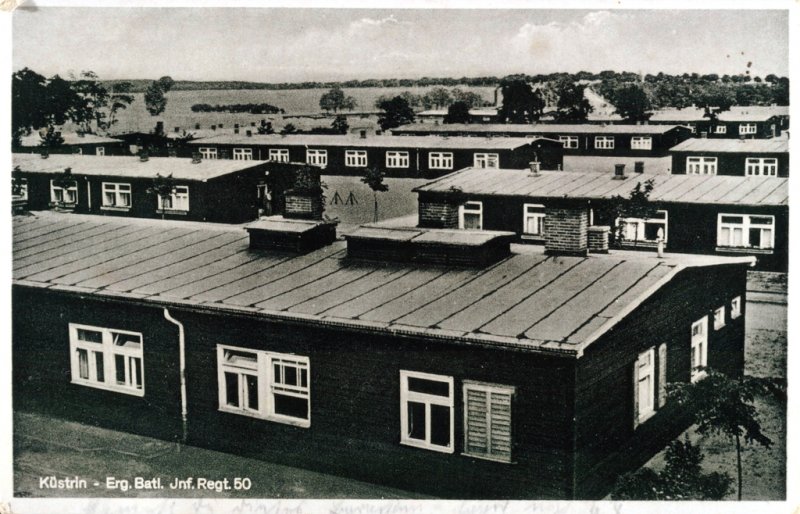 Historische Fotos von Küstrin - Kasernen und Lazarette: Die Kaserne des Erg.-Bat. der Infantrie-Regiments Nr. 50 Die Kaserne des Erg.-Bat. des Infanterie-Regiments Nr. 50 - Blick von oben auf die Baracken der Kaserne