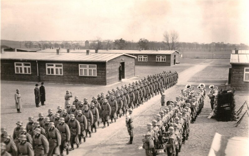 Historische Fotos von Küstrin Die Kaserne des Erg.-Bat. des Infanterie-Regiments Nr. 50 - Parade mit Kapelle