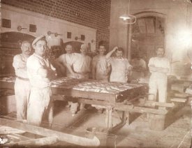 Backstube der Garnison-Bäckerei *2 - Diese Innenaufnahme der Garnison-Bäckerei Küstrin wurde zu Beginn des Ersten Weltkriegs, im Jahre 1914, aufgenommen.