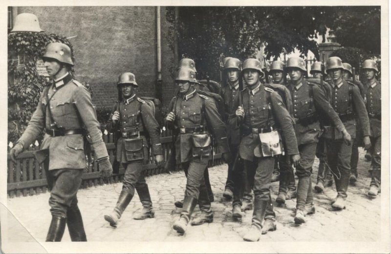 Historische Fotos von Küstrin - Kasernen und Lazarette: Die Pionierkaserne Die Pionierkaserne - Pionierkaserne Eingangsbereich mit Denkmal *2