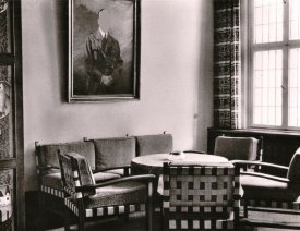 Tisch mit Stühlen im Offizierskasino *2 - Links ist das Küstriner Stadtwappen als Deko zu sehen.