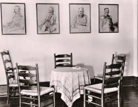Innenaufnahme des Offizierskasinos *2 - Mit Portraits von Offizieren an der Wand.