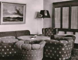 Gemütliche Sitzecke im Offizierskasino *2 - Der Lampenschirm war mit Küstriner Motiven beklebt.