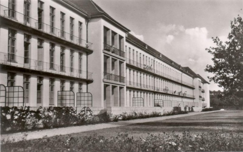 Historische Fotos von Küstrin - Kasernen und Lazarette: Reservelazarett 101 im Stadtwald Reservelazarett 101 im Stadtwald - Gartenseite des Lazaretts mit Balkons