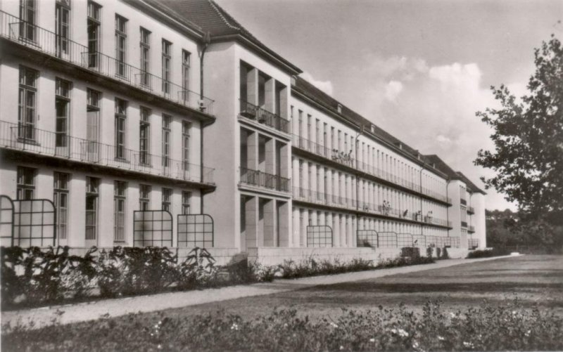 Historische Fotos von Küstrin Reservelazarett 101 im Stadtwald - Gartenseite des Lazaretts mit Balkons