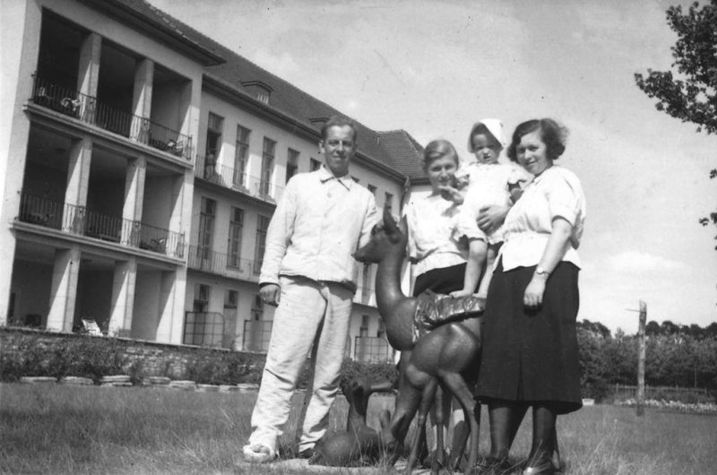 Historische Fotos von Küstrin - Kasernen und Lazarette: Reservelazarett 101 im Stadtwald Reservelazarett 101 im Stadtwald - Patient mit seiner Familie an einer Rehskulptur