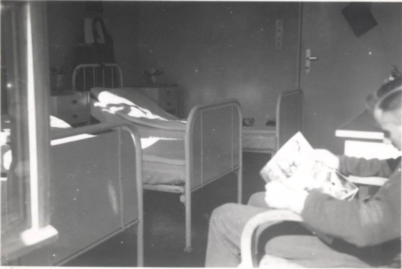Historische Fotos von Küstrin Reservelazarett 101 im Stadtwald - Ein Soldat liest in seinem Zimmer