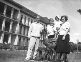 Patient mit seiner Familie an einer Rehskulptur - Dieser Papierabzug wurde heute von einem ca. 70 bis 75 Jahre alten Negativ gemacht. Die Privataufnahme des Lazaretts im Stadtwald (heute städtisches Krankenhaus), stammt ca. aus der Zeit zwischen 1939 und 1944.
 