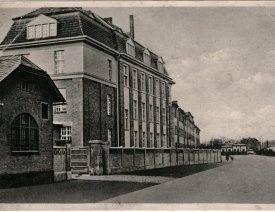 MG-Kaserne an der Güterbahnhofstraße *4 - ... später Seidelstraße. Sie wurde wohl ursprünglich für eine Maschinengewehr-Kompagnie des Infanterie-Regiements 48 erbaut, in der NS-Zeit, wenn man nach Poststempeln urteilt, aber durch eine Einheit des Pionier-Bataillons 68 genutzt. Das Gebäude steht noch heute, siehe Foto.