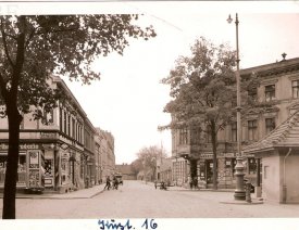 Forststr. Ecke Drewitzer Str. *5 - Auf diesem Fotos sieht man die Kreuzung Forststr. / Drewitzer Str.  nordöstlich des Bahnhofs Küstrin Neustadt. Die Warthedrogerie links  befand sich in der Forststraße 7, Inhaber war 1939 Herr A. F. Seifert.