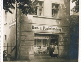 Buch- und Papierwaren Ewald Ammon *11 - Rackelmannstraße 16, aufgenommen nach 1930. Vorher befand sich dort das Fotostudio Ernst Schulz. Neben der Brauerei Graul gelegen. Quelle: Frau H. Ammon