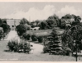 Der Kaiserkolk mit Stadtsparkasse & preußischem Eichamt - Hinten links sieht man das neue Gebäude der Stadtsparkasse, rechts das Preußische Eichamt (heute Kulturamt der Stadt Kostrzyn)