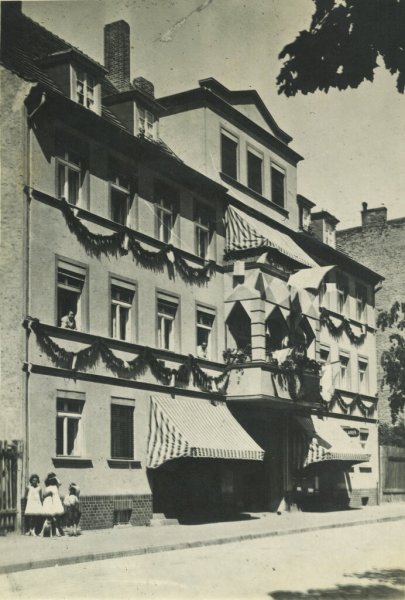 Historische Fotos von Küstrin Rund um den Moltkeplatz - Haus Moltkeplatz 24 (Seite der Warnicker Straße) *1