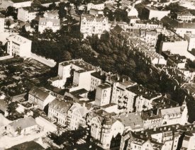 Luftbild vom Moltkeplatz *1 - Aufgenommen um 1930. Die Häuser Nr. 4 und 5 an der Weinbergstraßen-Seite fehlen noch (siehe große Lücke an der linken Seite des Platzes, das waren die Bauplätze für die Hausnummern 4 bis 6).