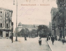 Blick in Richtung Moltkeplatz *1 - Standort ist immer noch der Normaluhrplatz, im Hintergrund rechts sieht man Moltkeplatz mit der Viktoriasäule und das Eckhaus Am Moltkeplatz 21.