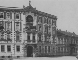 Eckhaus Moltkeplatz 1 1* - Wir stehen immer noch auf dem Normaluhrplatz und schauen etwas weiter nach rechts. Dieses Eckhaus (Landsberger Straße Ecke Moltkeplatz) war die Haus Am Moltkeplatz 1. Es gehörte zu  den ältesten Häusern am Platz und wurde - so wie auch die Nr. 8 - bereits vor 1893 erbaut.