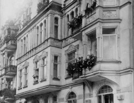 Detailaufnahme Moltkeplatz 7 *3 - Rechts davon war die Baufläche für die nie gebaute Nummer 6, dann folgte der Abzweig zur Roonstraße.