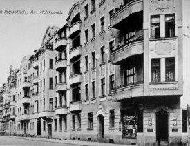 Markgrafenstraße Ecke Moltkeplatz *2 - Zu sehen sind hier die Häuser Moltkeplatz Nr. 12 bis 17 (von rechts nach links, Schiffbauerstraßen-Seite). Das Eckhaus ist die Nummer 12, hier befand sich das Lebensmittelgeschäft von Albert Lötzsch, eines der wenigen Geschäfte am Platz.