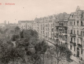 Moltkeplatz (Schiffbauerstraßen-Seite), Nr. 15 bis 22 *1 - Die Häuser Moltkeplatz Nummer 15 bis 21 (von rechts nach links) an der Schiffbauerstraße-Seite sowie ganz hinten die Nr 22 an der Seite der Warnicker Straße.