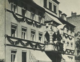 Haus Moltkeplatz 24 (Seite der Warnicker Straße) *1 - Das der Familie Ihlow gehörige Haus wurde etwa zwischen 1928 und 1930 erbaut. Neben Wohnungen hatte dort auch die Niederlassung der&nbsp; Barmer Ersatzkasse (Krankenkasse) ihren Sitz. Daneben befand sich im Haus noch das Friseurgeschäft von Wally Schröder.