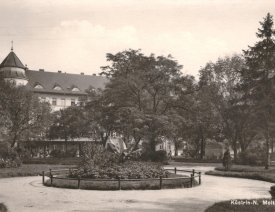 Blick zurück auf den Moltkeplatz *1 - Wir stehen nun im Zugangsbereich des Platzes an der Landsberger Straße (diese haben wir im Rücken), wir blicken letztmals zurück auf den Molteplatz mit dem Löwendenkmal und dem Eckhaus Moltkeplatz 21. Damit endet unsere Tour.