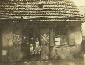 Wirtshaus Sorge Zorndorfer Str. 54 II *9 - mit Familie Sorge. Das Wirtshaus stand an der Ecke Zorndorfer Straße /  Hospitalkirchgasse. Gegenüber ging von der Zorndorfer die Kirchhofgasse  ab. Aufgenommen etwa Anfang der 1930er Jahre.