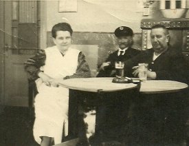 Stammtisch im Wirtshaus Sorge *9 - Zorndorfer Straße 54. Wir folgen jetzt der Zorndorfer Straße bis zur Zorndorfer Chaussee und zum Stadtwald.