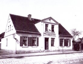 Ofen- und Tonwarenfabrik Theodor Xanke *7 - in der Zorndorfer Straße 44 gegenüber dem Pferdemarkt, links die Schmiedegasse. Aus der Sammlung der Familie Teichmann/Xanke. 
