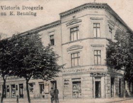 Viktoria-Drogerie *4 - Landsberger Straße 90, Ecke Rackelmannstraße gegenüber dem Wohnhaus Graul / Tamm