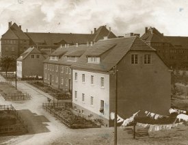 Der Hindenburgplatz *8 - Im Hintergrund die Warnicker Straße mit Pionierkaserne.