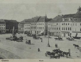 Marktplatz mit Hof-Apotheke *1 - Blick auf die Hof-Apotheke und die Apothekergasse. Die Apothekergasse in der Bildmitte führte direkt zur Pfarrkirche. Die Straße in der linken Marktplatzecke führte zur Schloßfreiheit bzw. zur Schloßkaserne.