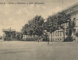 Städtische Mittelschule *1 - Im Hintergrund die Oderbrücke.