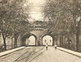 Das Zorndorfer Tor *2 - Standort ist die Brückenstraße, Blick stadteinwärts. Gut zu erkennen sind die Straßenbahngleise aus Richtung Neustadt. Hinter dem Tor liegt die kurze Dammstraße, rechts des Tores liegt der Hohe Kavalier.