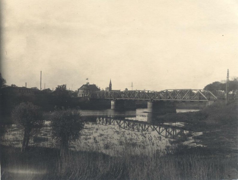 Aktuelle Fotos der Stadt Küstrin / Kostrzyn SPEZIAL: Eisenbahnknotenpunkt Küstrin - Die Eisenbahnbrücke am Bootshaus des CRC 1899