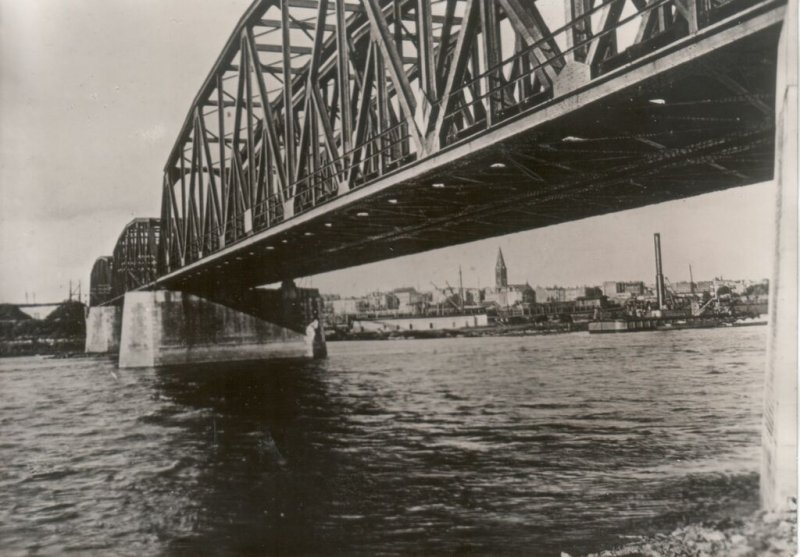Aktuelle Fotos der Stadt Küstrin / Kostrzyn SPEZIAL: Eisenbahnknotenpunkt Küstrin - Die Warthebrücke über die Oder 1932