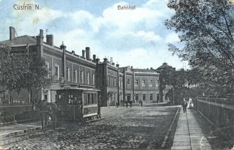 Aktuelle Fotos der Stadt Küstrin / Kostrzyn SPEZIAL: Eisenbahnknotenpunkt Küstrin - Bahnhofsvorplatz mit Pferdestraßenbahn