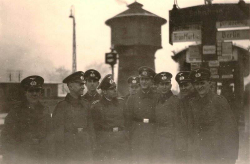 Aktuelle Fotos der Stadt Küstrin / Kostrzyn SPEZIAL: Eisenbahnknotenpunkt Küstrin - Soldaten auf dem oberen Bahnsteig des Bahnhofs Küstrin Neustadt
