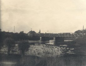Die Eisenbahnbrücke am Bootshaus des CRC 1899 - an der Warthe in der Küstriner Neustadt.