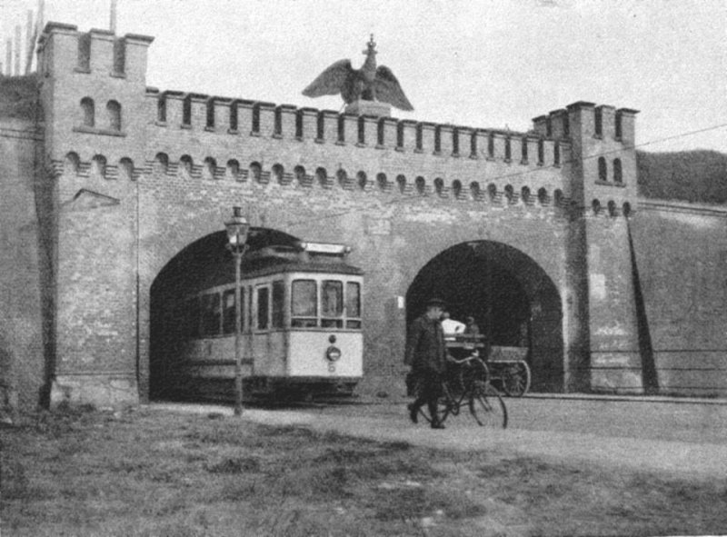 Historische Fotos von Küstrin SPEZIAL: Die Küstriner Stadttore - Das Berliner Tor mit Straßenbahn *1