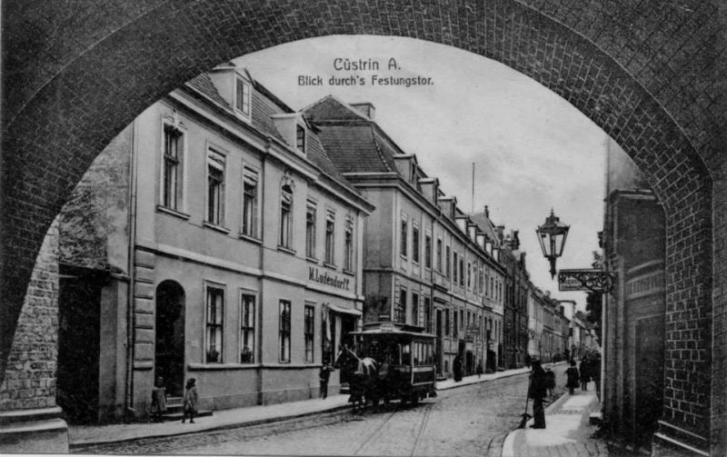 Historische Fotos von Küstrin SPEZIAL: Die Küstriner Stadttore - Blick durchs Berliner Tor, eine Pferdebahn kommt *1