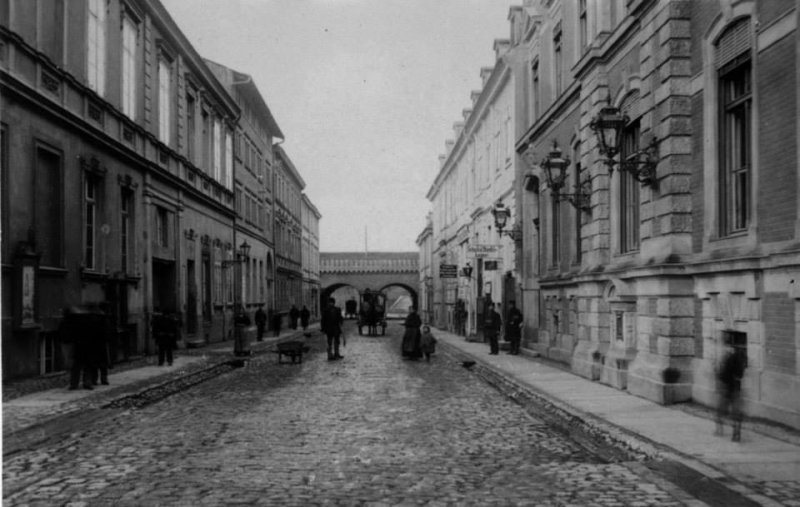 Historische Fotos von Küstrin SPEZIAL: Die Küstriner Stadttore - Blick durch die Berliner Straße zum Berliner Tor *3
