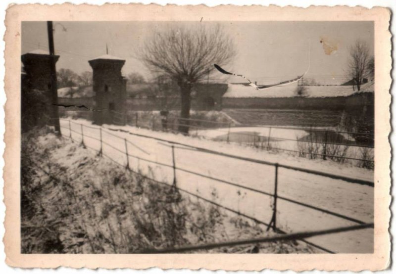 Historische Fotos von Küstrin Altstadt - Die Küstriner Stadtore SPEZIAL: Die Küstriner Stadttore - Der Gorin mit dem Gorintor im Hintergrund. Privataufnahme. *1