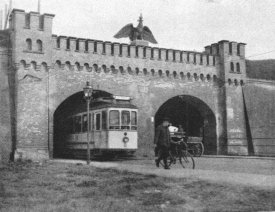 Das Berliner Tor mit Straßenbahn *1