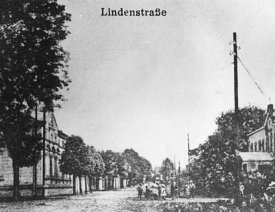 Die Lindenstraße mit Betsaal - Auf diesem Bild sehen Sie die Lindenstraße in Kietz bei Küstrin. Rechts der Betsaal, Standort ist des Fotografen war die Lindenstraße, links schließt sich die Kaiserstraße (heute Marktstraße) an. Rechts kam man zu DDR-Zeiten zur Müllkippe. Quelle: Eigene Sammlung